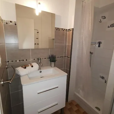 Апартаменты Cosy Duplex For 4 In Giens With Parking Йер